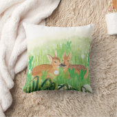ベビー鹿 – 背の高い草の中の子鹿イラストレーション クッション (ブランケット)