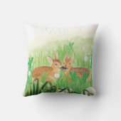 ベビー鹿 – 背の高い草の中の子鹿イラストレーション クッション (裏面)