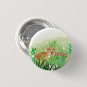 ベビー鹿 – 背の高い草の中の子鹿イラストレーション 缶バッジ (正面&裏面)