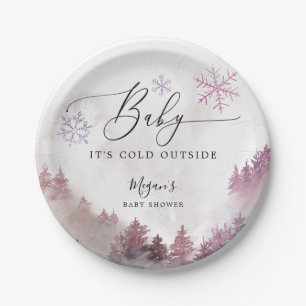 ベビー、ピンクの雪かきシャワーの外は寒い ペーパープレート
