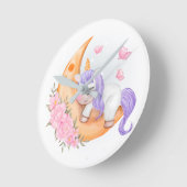 ベビー・ユニコーン/月の上に花を ラウンド壁時計 (傾斜)