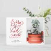 ベビーItsの冷たい外側の赤いスクリプトの写真 招待状 (スタンド正面)