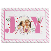 ベリーとピンクの喜びクリスマスの写真とストライプ ラージペーパーバッグ (正面)