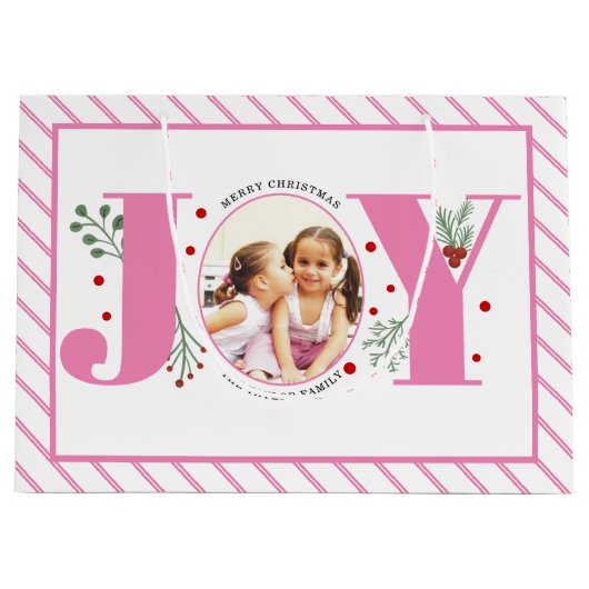 ベリーとピンクの喜びクリスマスの写真とストライプ ラージペーパーバッグ (正面)