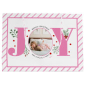 ベリーとピンクの喜びクリスマスの写真とストライプ ラージペーパーバッグ (裏面)