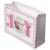 ベリーとピンクの喜びクリスマスの写真とストライプ ラージペーパーバッグ (裏面アングル)