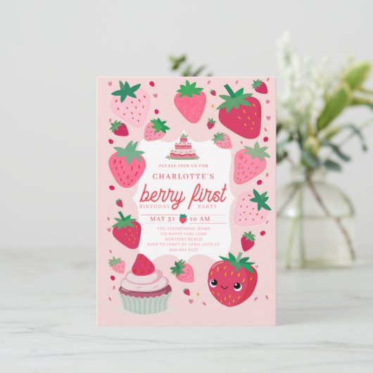 ベリーの最初のかわいいイチゴのフレーム赤い最初の誕生日 招待状 (スタンド正面)