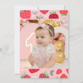 ベリーの最初のかわいい1歳の誕生日イチゴの写真 招待状 (裏面)