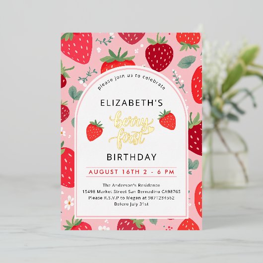 ベリーの最初のかわいい1歳の誕生日イチゴの写真 箔招待状 (立ち正面)