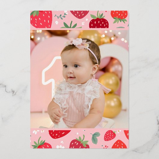 ベリーの最初のかわいい1歳の誕生日イチゴの写真 箔招待状 (裏面)