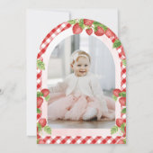 ベリーの最初のストロベリーアーチ写真1st誕生日 招待状 (裏面)