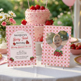 ベリーの1歳の誕生日 ピンクのギンガムチェック ストロベリー 写真 招待状