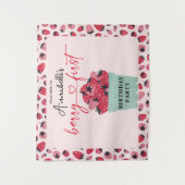 ベリーの1歳の誕生日パーティー　いちご タペストリー (正面)