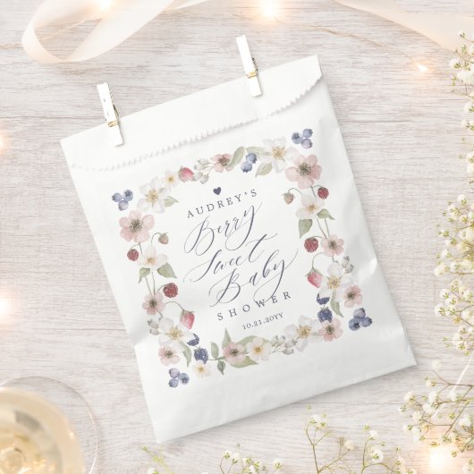 ベリースイートベビーシャワーワイルドベリー&フラワー フェイバーバッグ (クリップ留めされた状態)