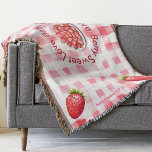 ベリースイートラブストロベリーギンガムブライドの贈り物 スローブランケット<br><div class="desc">私たちの"Berry Sweet Love"スローラグ、ヴィンテージの魅力と国の優雅さの完璧な融合をモダン紹介。この楽しい毛布は、レトロなヴィンテージの雰囲気と甘いイチゴのデザインとバチェロレッテ、鶏の夜、またはブライダルシャワーの本質を捉える。写真この居心地の良い投げラグで飾られたリバーサイドピクニックブランチは、ピンクと赤の水の色のイチゴとギンガムのチェックプリントであなたのテーマを容易に補完する。この家庭用品アクセサリーは、公園、プールサイド、またはビーチの思い出に残る瞬間のシーンを設定し、あなたの集まりに田舎のシックでコテージの農家のtouchを貸す。パーティーが終わると、この可愛い投げラグはシームレスにあなたの家の装飾に移行する。ソファに掛けたり、ベッドの足に置いたり、生活宇宙のアクセントとして使ったりしても、イベントで目立つのと同じ魅力と懐かしさを持ち続けている。花嫁の名ユニーク前や夫婦の姓に合わせて、大切な形見に変えられる思いやりある贈り物。</div>