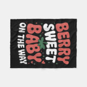 ベリースウィートベビーオンザウェイキュートストロベリープレグナ フリースブランケット (正面(横))