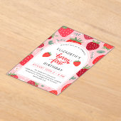 ベリーファーストかわいい1th誕生日ストロベリーガール アクリル招待状 (レイダウン)