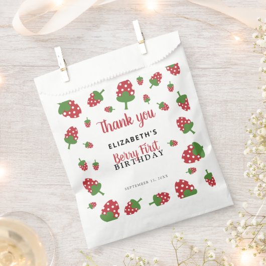 ベリーファースト誕生日かわいいストロベリーガール フェイバーバッグ (クリップ留めされた状態)