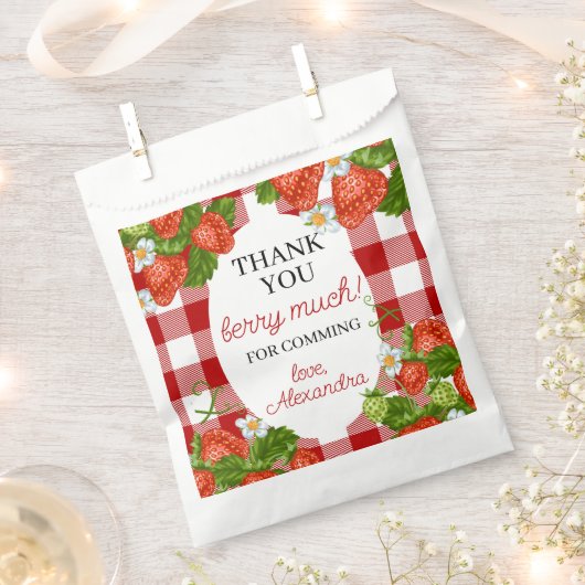 ベリーファースト誕生日パーティーのお気に入り フェイバーバッグ (クリップ留めされた状態)