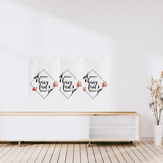 ベリーファースト |誕生日 |いちご |モダン | スモールペーパーバッグ