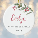 ベリーブランチベビーの初めてのクリスマス写真 セラミックオーナメント<br><div class="desc">ベビーのカスタム初めてのクリスマスオーナメントは、名前、年、写真と素朴な水の色の赤いベリパーソナライズされたーの枝を特徴とする。</div>
