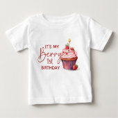 ベリー１歳の誕生日ピンクの赤いイチゴのカップケーキ ベビーTシャツ (正面)