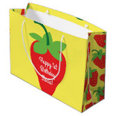 ベリー1歳の誕生日かわいいイチゴカラフルモダン ラージペーパーバッグ (裏面アングル)