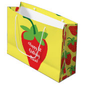 ベリー1歳の誕生日かわいいイチゴカラフルモダン ラージペーパーバッグ (正面アングル)