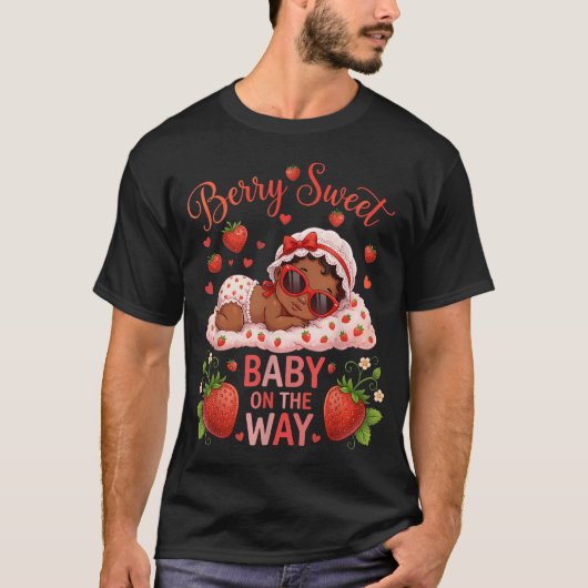 ベリー・スイート・ベイビー・オン・ザ・ウェイ いちごの妊娠 Tシャツ (正面)
