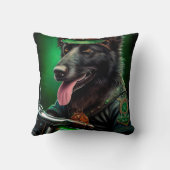 ベルギーのシェパードが自転車を運転する聖パトリックの日 クッション (裏面)