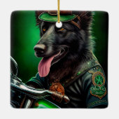 ベルギーのシェパードが自転車を運転する聖パトリックの日 セラミックオーナメント (裏面)