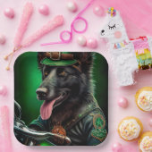 ベルギーのシェパードが自転車を運転する聖パトリックの日 ペーパープレート (パーティー)