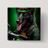 ベルギーのシェパードが自転車を運転する聖パトリックの日 缶バッジ (正面)