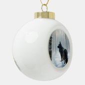 ベルギーのシェプドッグが雪のクリスマスを過ごした セラミックボールオーナメント (左)