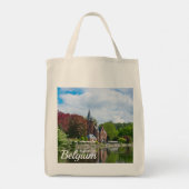 ベルギーのブルージュにある湖近くの小さな城 トートバッグ (裏面)