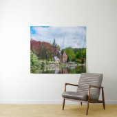 ベルギーのブルージュの湖の近くの小さな城 タペストリー (インサイチュ(横))