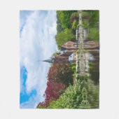 ベルギーのブルージュの湖の近くの小さな城 フリースブランケット (正面)