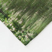 ベルギーのブルージュの湖の近くの小さな城 フリースブランケット (角)