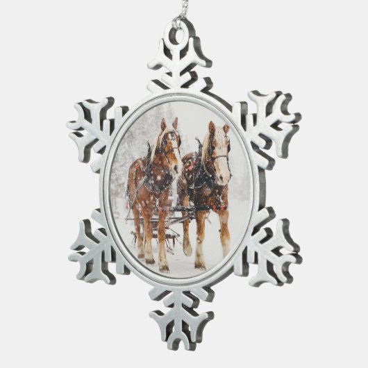 ベルギーの馬チーム冬のクリスマスシーン スノーフレークピューターオーナメント (右)