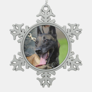 ベルギー人のMalinois微笑の犬 スノーフレークピューターオーナメント