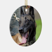 ベルギー人のMalinois微笑の犬 セラミックオーナメント (右)