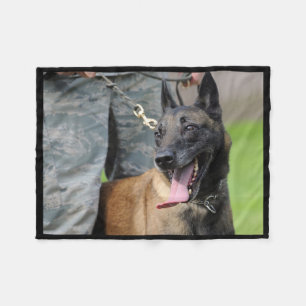 ベルギー人のMalinois微笑の犬 フリースブランケット