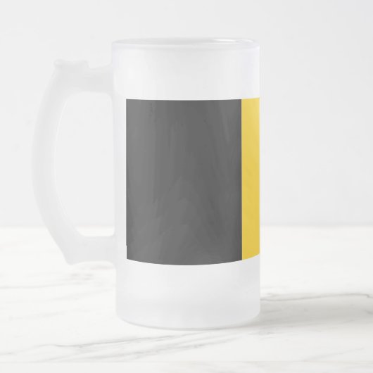 ベルギー国旗を掲げた曇りガラス製マグ フロストグラスビールジョッキ (左)