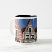 ベルギー、ブルッジ（別名Brug、Bruge）。ユネスコ2 ツートーンマグカップ (正面左)