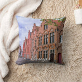 ベルギー，ブルージュの中世のカラフルレンガ造りの家 クッション (ブランケット)