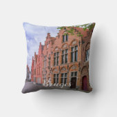 ベルギー，ブルージュの中世のカラフルレンガ造りの家 クッション (裏面)