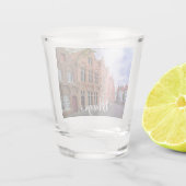 ベルギー，ブルージュの中世のカラフルレンガ造りの家 ショットグラス (裏面)