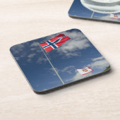 ベルゲンのダウンタウンの歴史的な港湾地域で旗を掲げている コースター (左側)