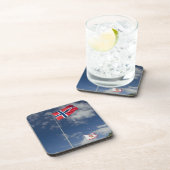 ベルゲンのダウンタウンの歴史的な港湾地域で旗を掲げている コースター (右側)