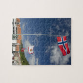 ベルゲンのダウンタウンの歴史的な港湾地域で旗を掲げている ジグソーパズル (横)